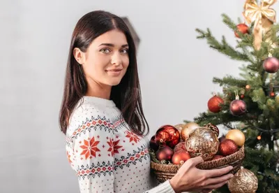 Куда поставить новогоднюю елку в доме: 13 наглядных идей | ivd.ru