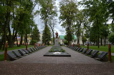 Братская могила в Комсомольском сквере, г. Берёза — Березовская районная  библиотечная система