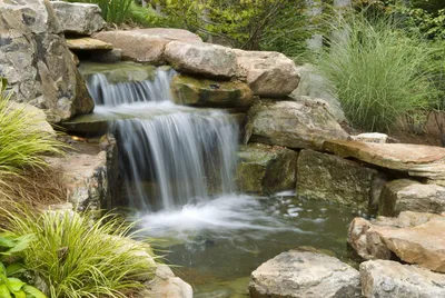Искусственные водопады в саду фото фотографии