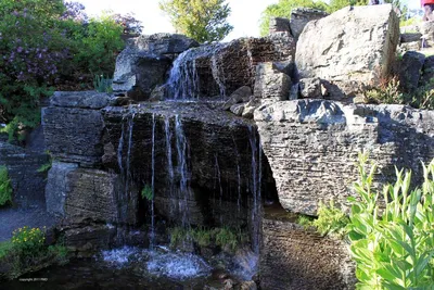 Декоративные искусственные водопады на искусственных и природных водоемах.  Создание садовых водопадов в Киеве