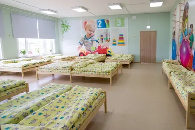 деревянные двухъярусные кровати для детей в детском саду Стоковое Фото -  изображение насчитывающей дом, занавес: 223747184