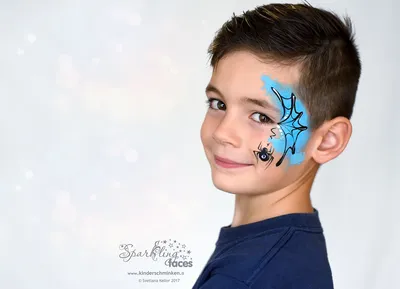 Лицо мальчика с брызгами краски крупным планом · Бесплатные стоковые фото