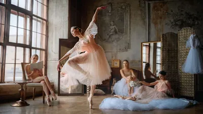 Обои на рабочий стол Девушки - балерины в комнате, фотограф Георгий  Чернядьев, обои для рабочего стола, скачать обои, обои бесплатно