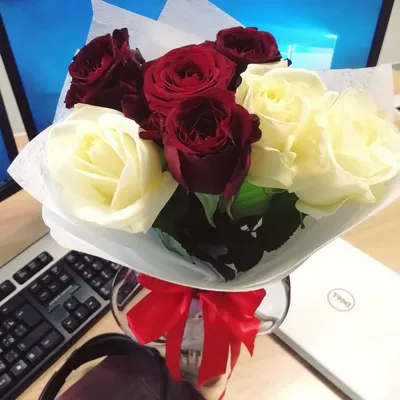 Букет роз на столе в офисе - 60 фото