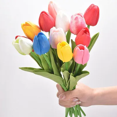 Букет цветов на столе в офисе - 60 фото