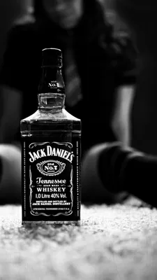 Обои на рабочий стол Бутылка виски Jack Daniel's / Джек Дэниелс на берегу  моря, обои для рабочего стола, скачать обои, обои бесплатно
