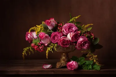 Обои на рабочий стол Натюрморт цветочной композиции в вазе и на столе, обои  для рабочего стола, скачать обои, обои бесплатно