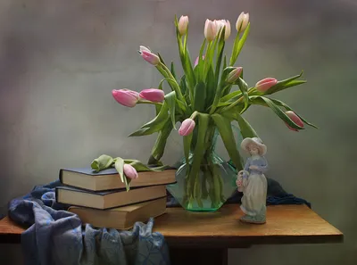 Обои для рабочего стола тюльпан Цветы вазе Стол Книга Натюрморт