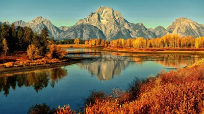 Осенний пейзаж с рекой и горами - обои на рабочий стол