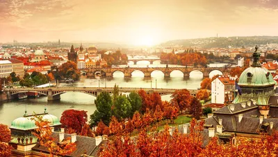 Обои на рабочий стол Прага осенью. Вид на Карлов мост и реку Влтава, обои  для рабочего стола, скачать обои, обои бесплатно