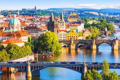 Обои на рабочий стол Прага / Prague Чехия / Czech Republic, освещенная  ярким солнцем летом. Вид на Карлов мост, обои для рабочего стола, скачать  обои, обои бесплатно