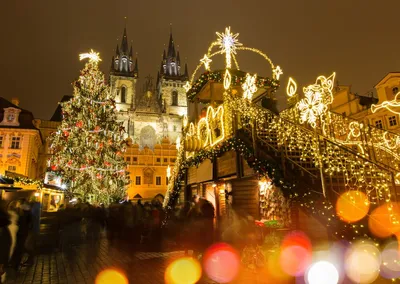 Обои на рабочий стол Новогодние украшения на лестнице возле собора ночью  Prague / Прага, Чехия, обои для рабочего стола, скачать обои, обои бесплатно