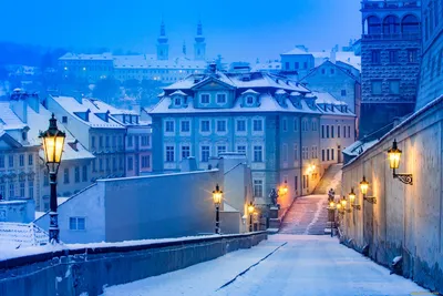 Обои Города Прага (Чехия), обои для рабочего стола, фотографии города, прага  , Чехия, свет, зима, фонари, прага, дома, город, снег, улица Обои для рабочего  стола, скачать обои картинки заставки на рабочий стол.