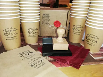 Бумажные стаканчики с кофе на вынос на столе :: Стоковая фотография ::  Pixel-Shot Studio