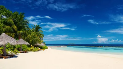 Скачать обои на рабочий стол бесплатно без регистрации в формате 1920x1080.  Тропический пляж. Острова, вода, пляж, песок, небо, облако, лежак.