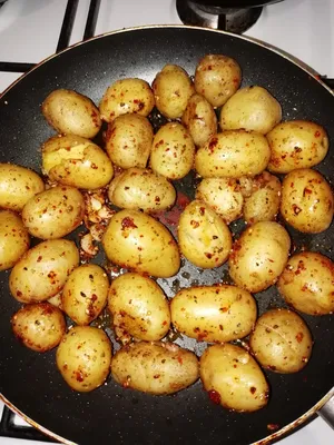 Мелкий картофель, запеченный в кожуре в духовке — рецепт с фото | Рецепт |  Идеи для блюд, Еда, Картофель