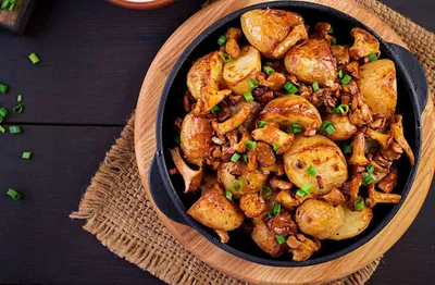 Жареная картошка с лесными грибами - рецепт с фото