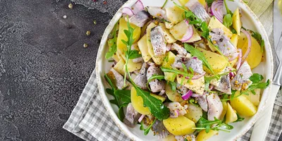 Рецепт салата с солёной селёдкой, картофелем и яйцом - Лайфхакер