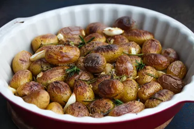 Молодая картошка целиком в духовке с аппетитной корочкой - рецепт вкусного  гарнира с чесноком и зеленью - Today.