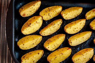 Картофель с хрустящей корочкой в духовке - пошаговый рецепт с фото на  Готовим дома