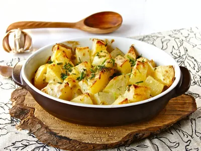 Картошка со сметаной и чесноком в духовке - рецепт с фото