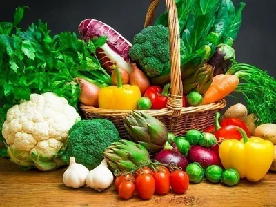 Корзина с овощами: кабачком, тыквой, баклажаном, перцем, морковью, огурцами  и помидорами. Овощи в корзине. Stock Photo | Adobe Stock