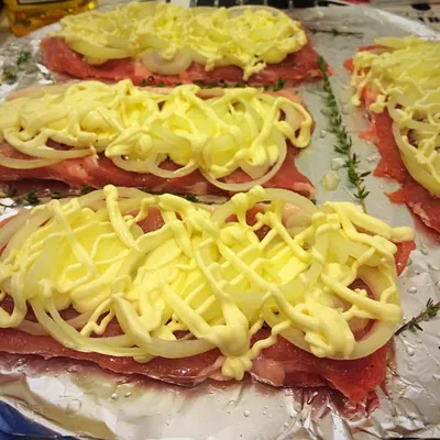 Отбивные из свинины с помидорами и сыром в духовке