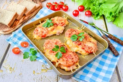 Мясо в духовке с помидорами и сыром | Напитки и Закуска | Дзен