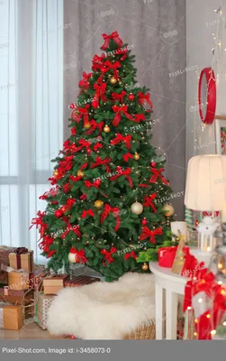 Красивая новогодняя елка в светлой комнате :: Стоковая фотография ::  Pixel-Shot Studio