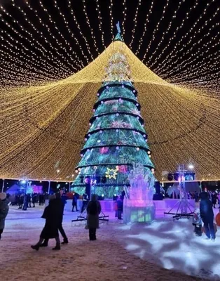 Красивая новогодняя елка в глиттере …» — создано в Шедевруме