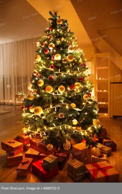 Красивая новогодняя елка с подарками в гостиной :: Стоковая фотография ::  Pixel-Shot Studio