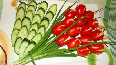 Салат из помидоров с огурцом и луком рецепт фото пошагово и видео -  1000.menu