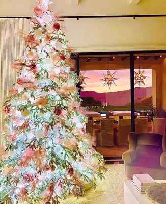 Лучшие новогодние елки из Instagram звезд (31 декабря 2021) | myDecor
