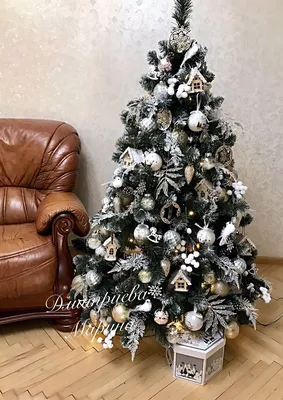 Современная рождественская елка украшенная с винтажными орнаментами и  красно-белыми подарками белизна изолированная предпосылкой Стоковое  Изображение - изображение насчитывающей рождество, ягода: 124976907
