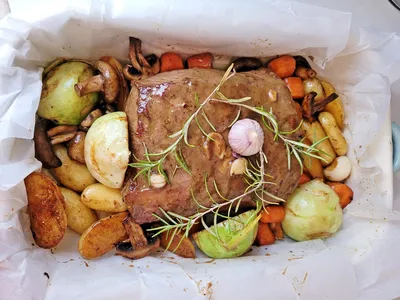 Мясо в рукаве в духовке запеченное с картошкой и 15 похожих рецептов:  видео, фото, калорийность, отзывы - 1000.menu