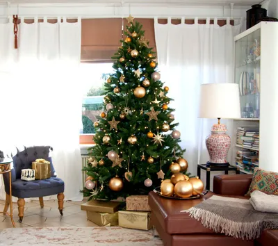 Украшение дома к Новому году. В доме стоит украшенная елка в белых и  серебряных тонах с гирляндой. Под елкой лежат подарки Stock Photo | Adobe  Stock