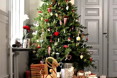 Новогодняя елка с подарками камин …» — создано в Шедевруме