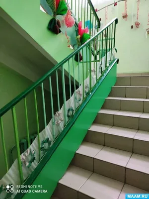 Новогоднее украшение лестницы ДОУ (8 фото). Воспитателям детских садов,  школьным учителям и педагогам - Маам.ру