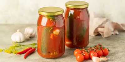 Маринованные огурцы в томатном соусе на зиму — рецепт от ВкусВилл