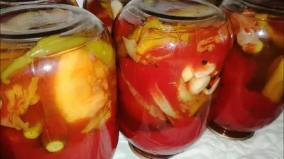 Солёные помидоры в томатном соке с чесноком — рецепт от ВкусВилл