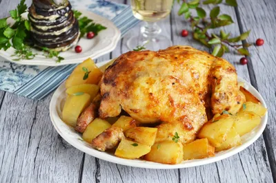 Курица целиком с картошкой в духовке с хрустящей корочкой рецепт фото  пошагово и видео - 1000.menu