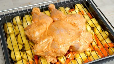 курица запечена в духовке с картошкой. мясо птицы с гарниром. Стоковое Фото  - изображение насчитывающей сторона, варить: 217828230