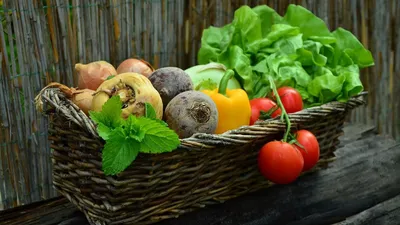 Свежие Фрукты И Овощи — стоковые фотографии и другие картинки Овощ - Овощ,  Фрукт, Еда - iStock