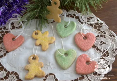 Новогоднее печенье на елку - съедобный новогодний декор | Рецепт |  Рождественское сахарное печенье, Украшенное сахарное печенье, Печенье с  цветами