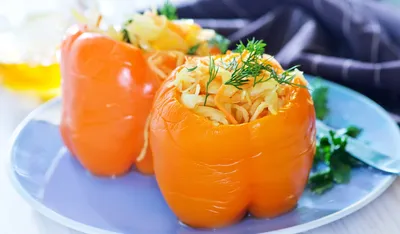 Перец, фаршированный капустой и морковью - Лайфхакер