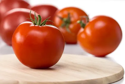 Красный помидор с хвостиком на белом фоне Stock Photo | Adobe Stock