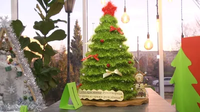 Необычная елка 2022 своими руками: как сделать новогодние елки из подручных  материалов | Houzz Россия