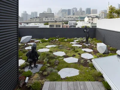 Зеленый сад на крыше бизнес-центра
