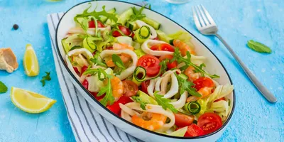 Овощной салат с кальмарами и креветками: рецепт - Лайфхакер
