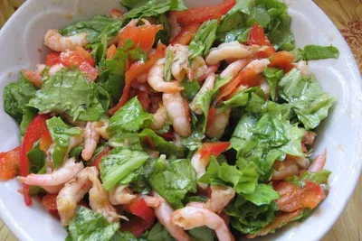 Вкусный Рецепт: Салат с креветками, помидорами и шпинатом